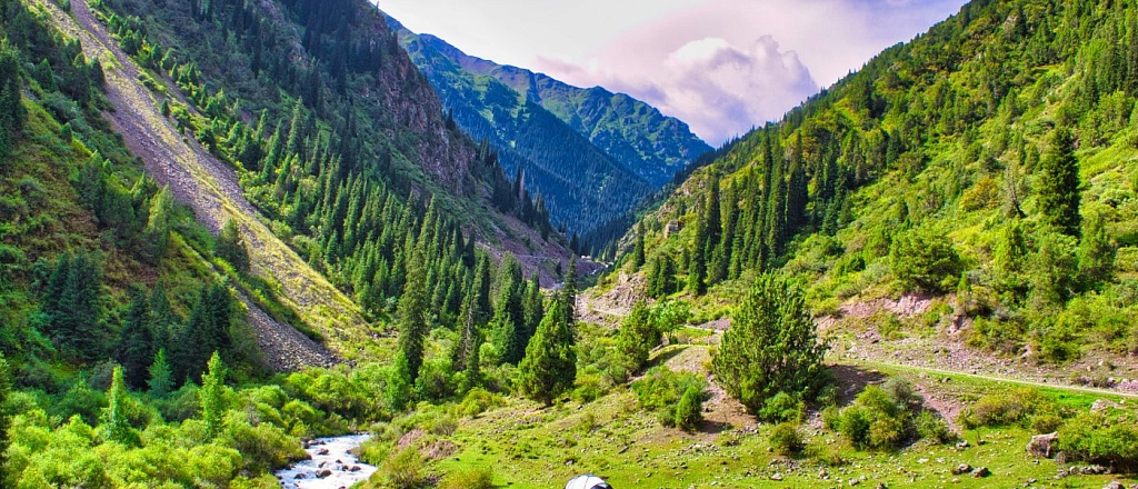 where-to-go-in-kyrgyzstan-in-the-summer-top-10-places-for-traveling-with-friends