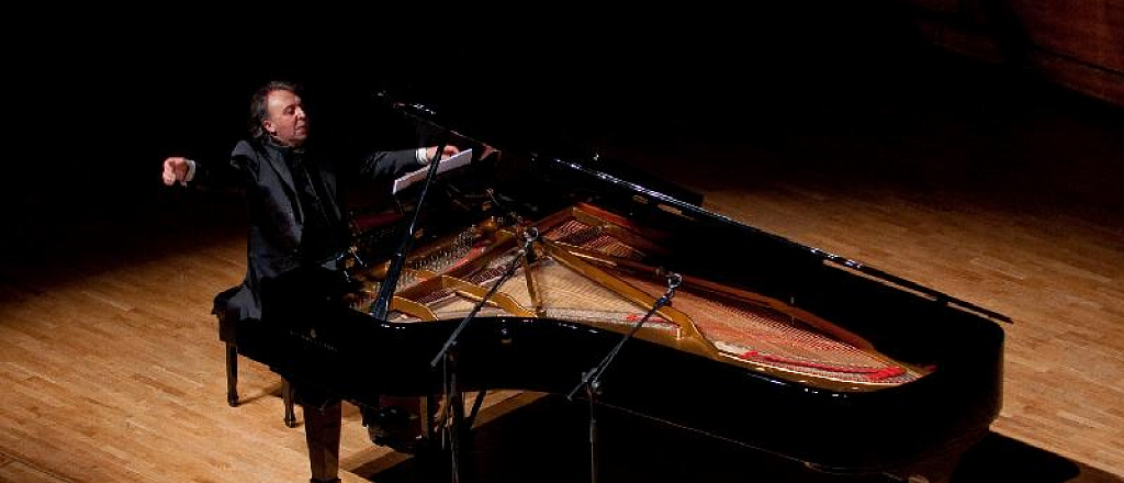 pianist-virtuoz-iz-azerbaydzhana-islam-manafov-dast-besplatnyy-koncert-v-astane