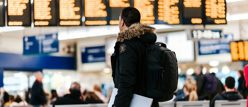 Первое путешествие за границу: как зарегистрироваться на рейс и пройти паспортный контроль