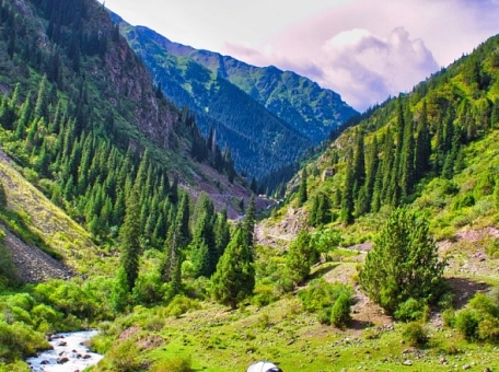 where-to-go-in-kyrgyzstan-in-the-summer-top-10-places-for-traveling-with-friends