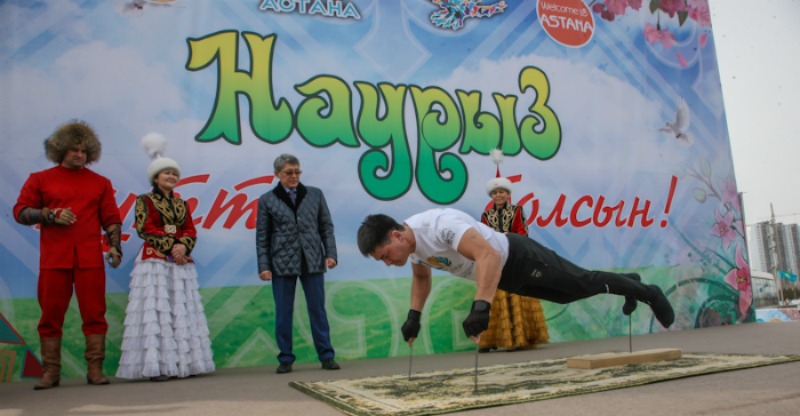 kazahstanec-ustanovil-rekord-otzhimaniya-na-treh-gvozdyah