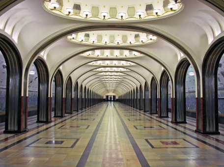 v-moskovskom-metro-ustanovili-golograficheskie-ekrany